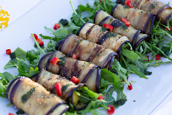 Auberginenröllchen mit Mozzarellafülle und Rucola